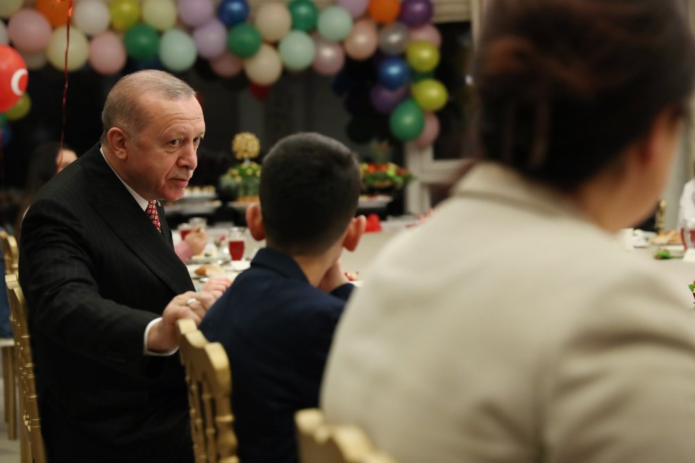 Erdoğan çifti iftarda çocukları ağırladı