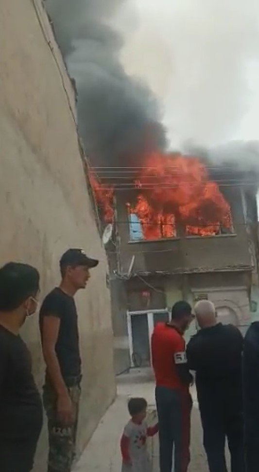 Evlerinin yanışını gözyaşlarıyla izlediler!