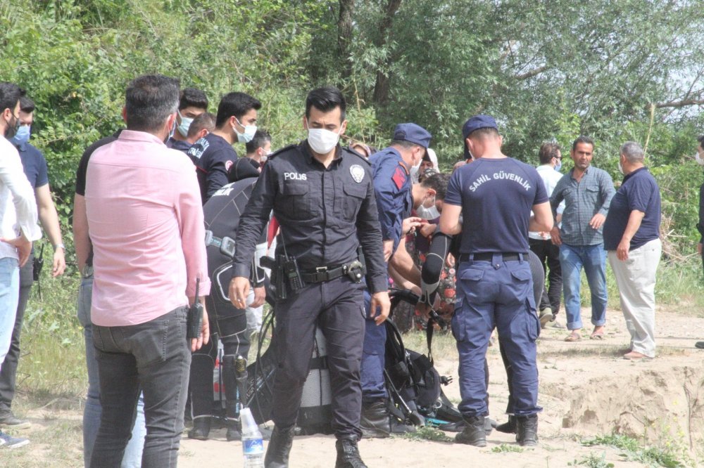 Aksu Çayına giren 19 yaşındaki genç boğuldu! Babası kıyafetlerine sarılıp ağladı