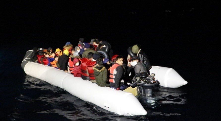 Lastik botla Yunanistan'a geçmeye çalışan 44 düzensiz göçmen kurtarıldı