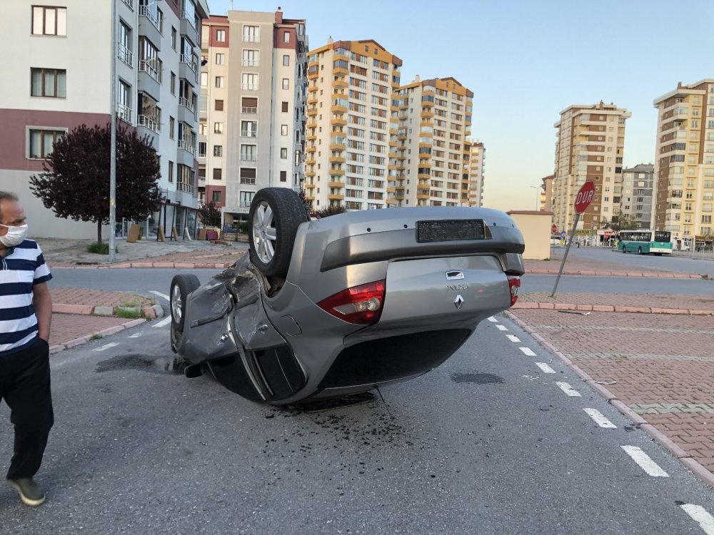 Otomobille çarpışan araç savrularak ters döndü! 2 yaralı