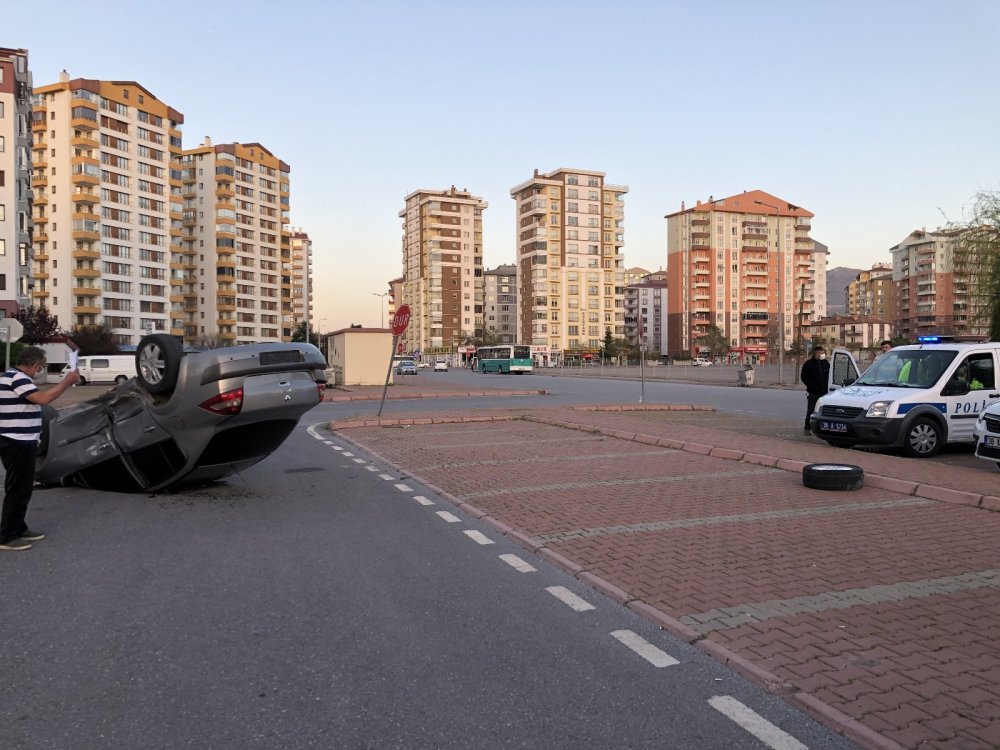 Otomobille çarpışan araç savrularak ters döndü! 2 yaralı