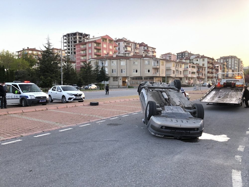 Otomobille çarpışan araç savrularak ters döndü! 2 yaralı