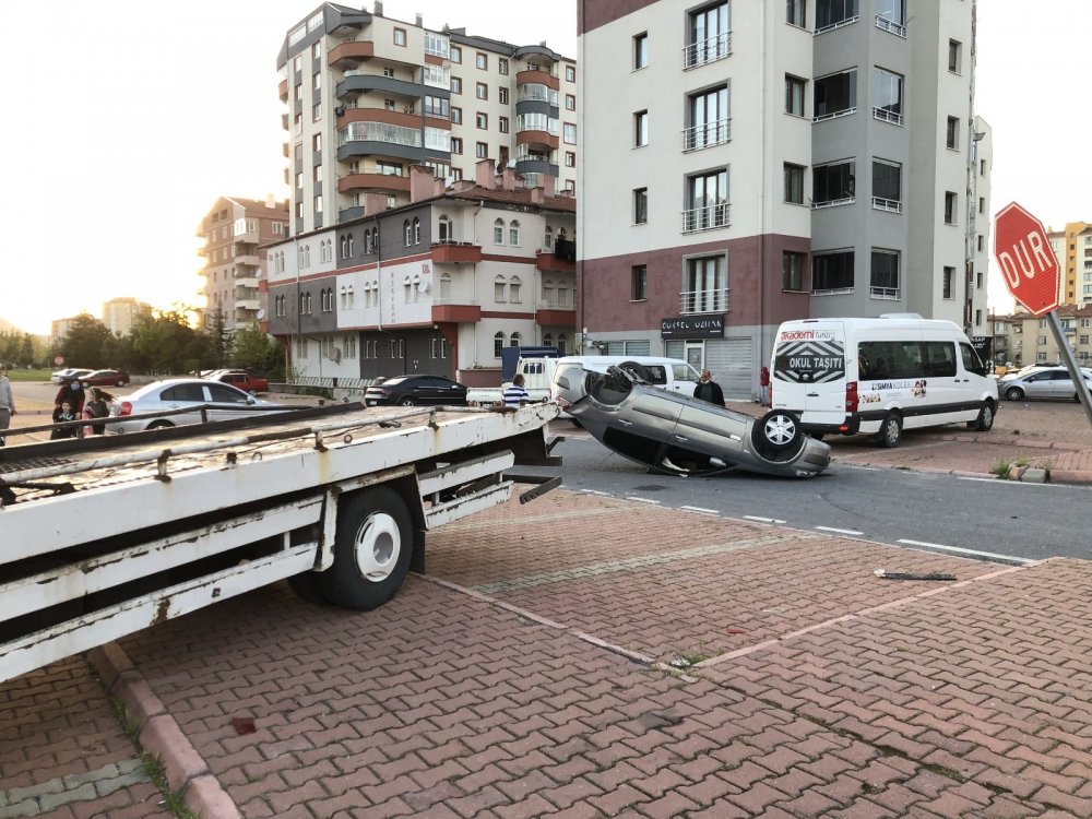 Otomobille çarpışan araç savrularak ters döndü! 2 yaralı