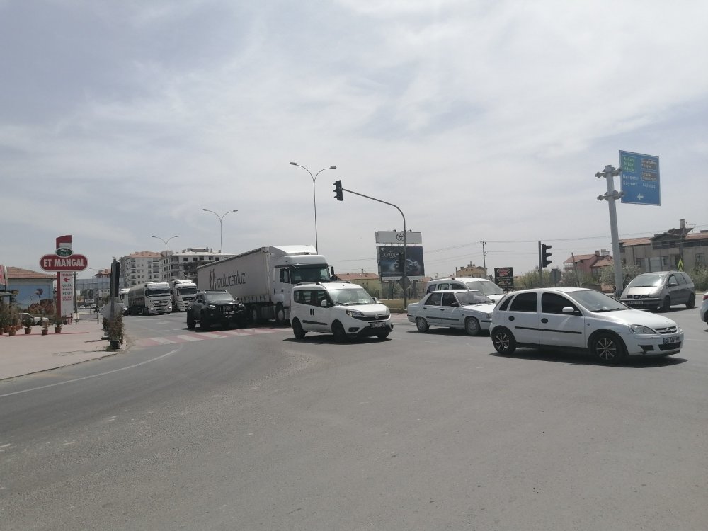 Konya- Aksaray yolu tam kapanma öncesi kilitlenme noktasına geldi