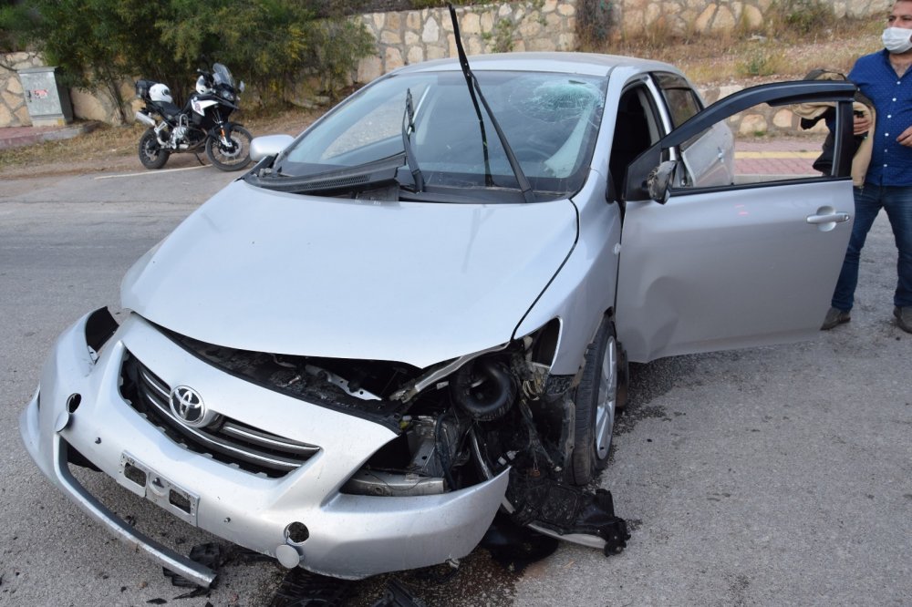 Kumluca'da kontrolden çıkan otomobil karşı şeride geçti! 1 yaralı