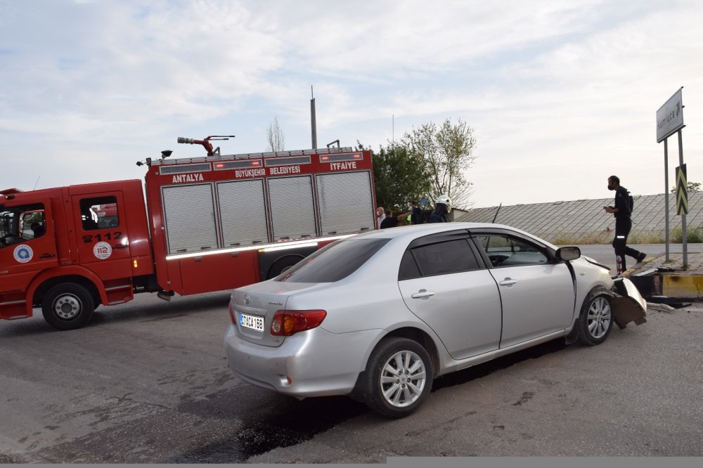 Kumluca'da kontrolden çıkan otomobil karşı şeride geçti! 1 yaralı