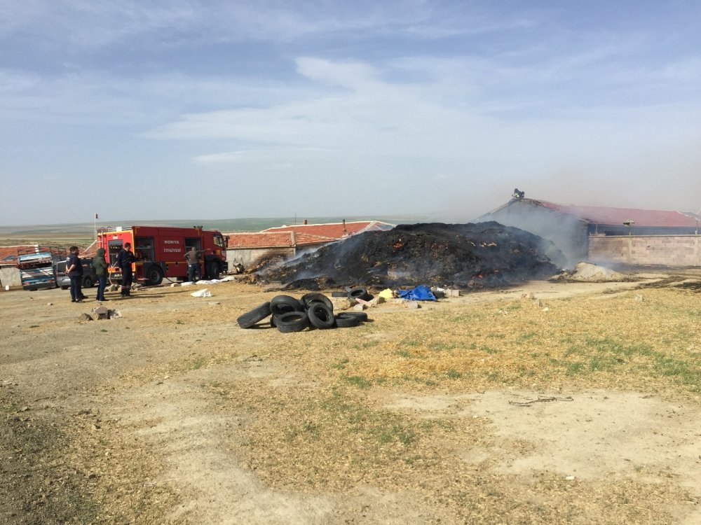 Konya’da rüzgarın etkisiyle alevlerin sardığı binlerce balya saman yandı