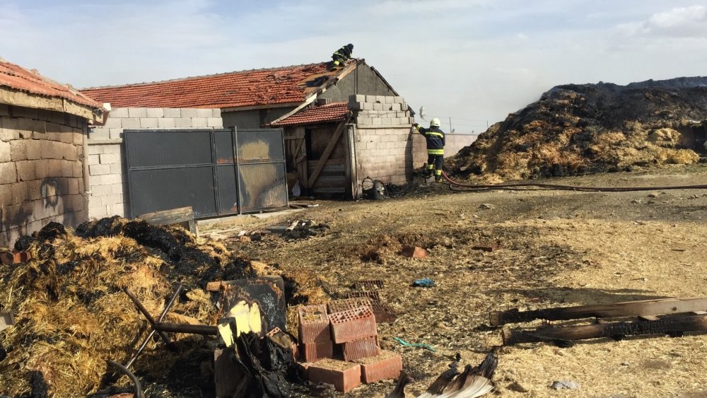 Konya’da rüzgarın etkisiyle alevlerin sardığı binlerce balya saman yandı