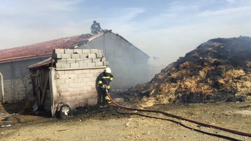 Konya’da rüzgarın etkisiyle alevlerin sardığı binlerce balya saman yandı