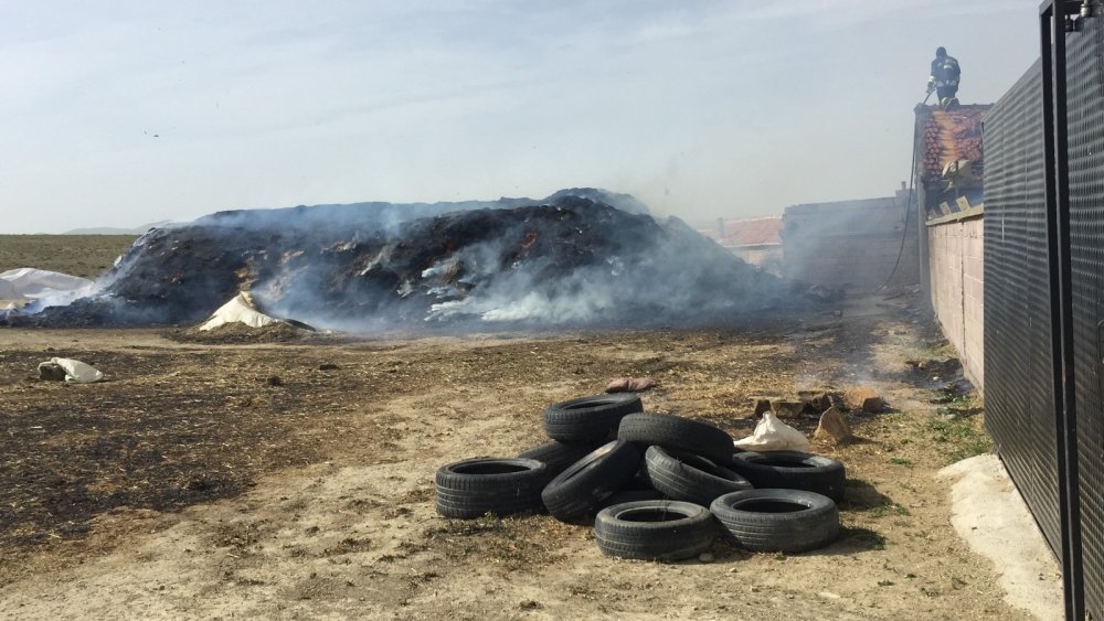 Konya’da rüzgarın etkisiyle alevlerin sardığı binlerce balya saman yandı