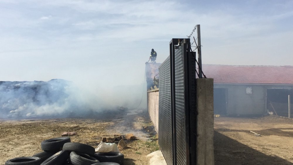 Konya’da rüzgarın etkisiyle alevlerin sardığı binlerce balya saman yandı