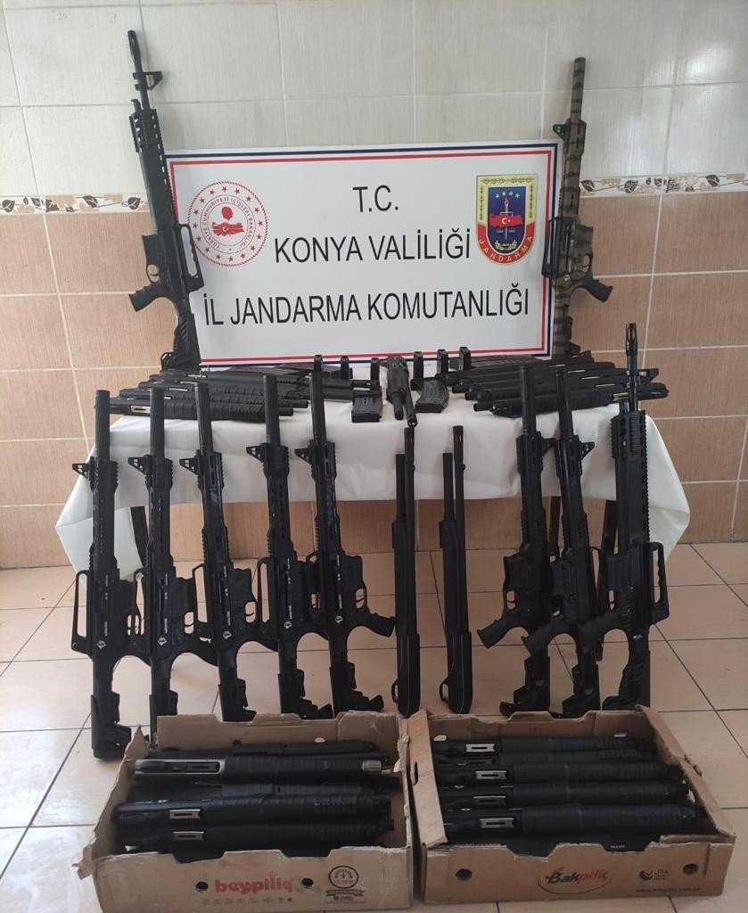 Konya - Antalya yolunda araç dolusu tüfekle yakalandı! 'Mobilya' taşıyorum dedi