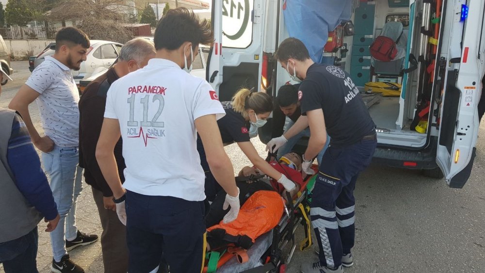 Motosiklet otomobille kafa kafaya çarpıştı! 1 yaralı