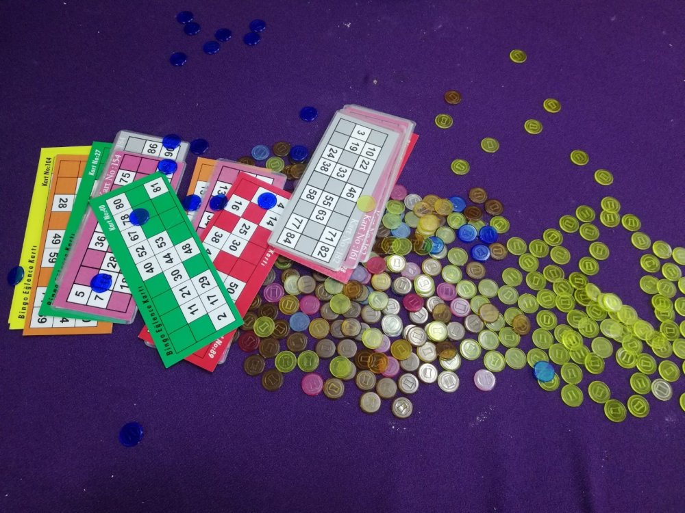 Jandarma Bornova'da kumar oynanan depoyu bastı!