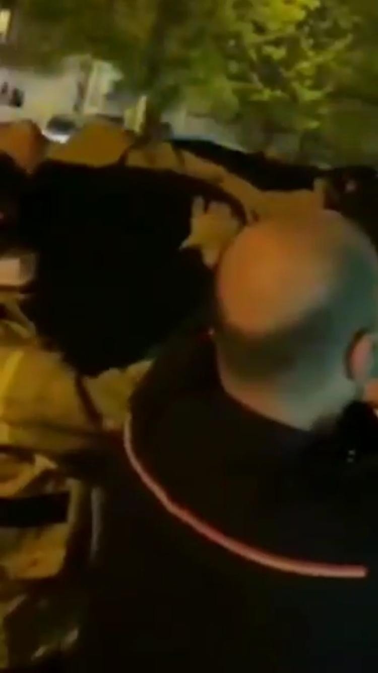 Giysi toplama kutusuna girdi çıkamadı! Sıkışıp kalan şahıs güçlükle kurtarıldı