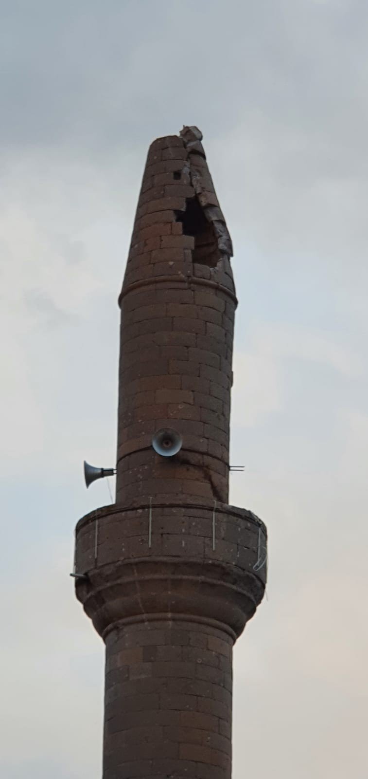 Tomarza'da cami minaresine yıldırım düştü! Ağır hasar var