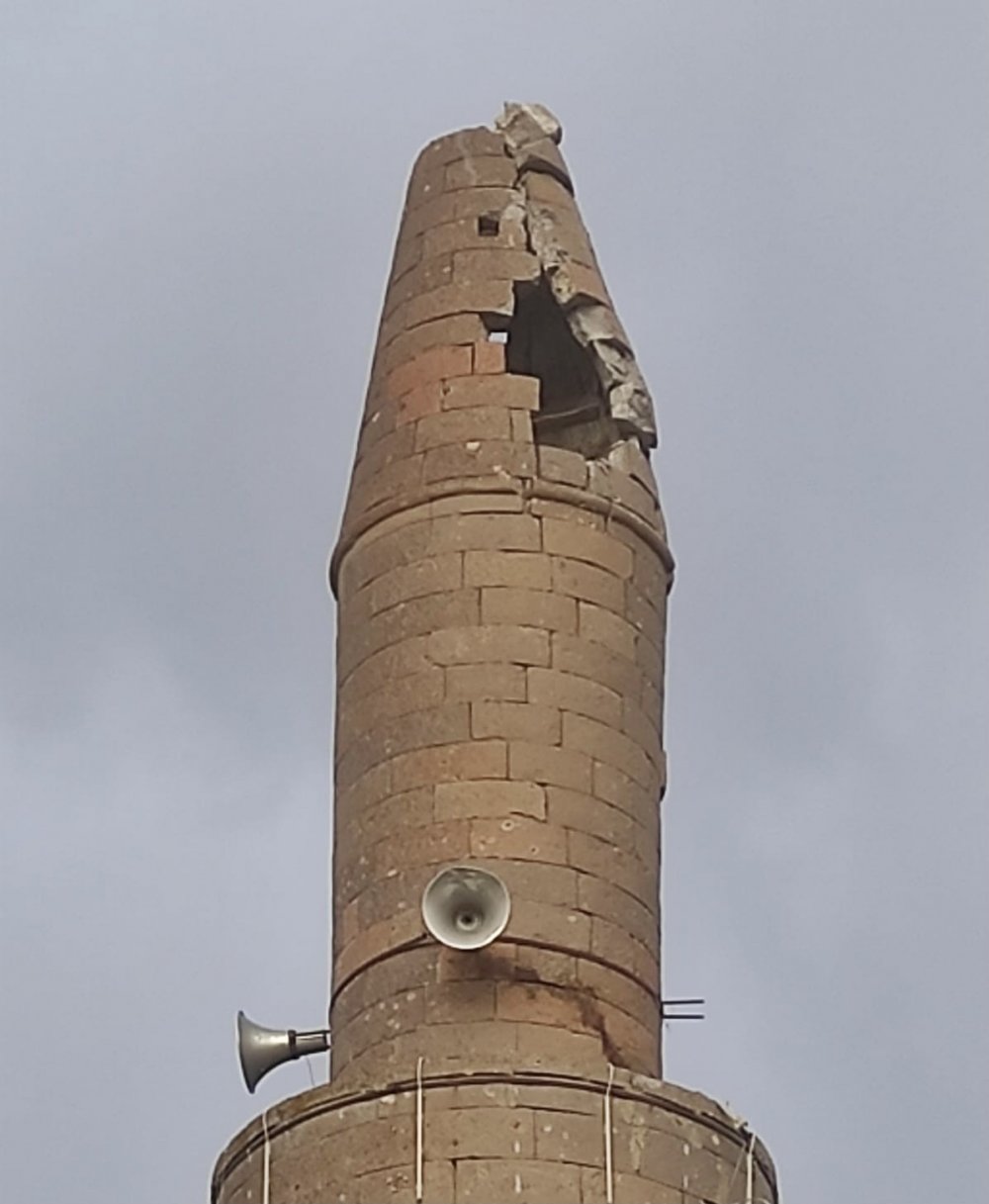 Tomarza'da cami minaresine yıldırım düştü! Ağır hasar var