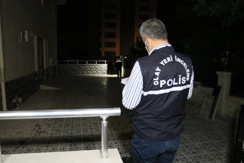 İş yerine girmeye çalışan hırsız iki kardeş bıçaklandı! Birinin durumu ağır