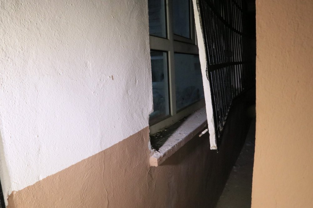 Okulda abluka! Hırsızlığa giren 3 kişiyi okulun müdürü yakalattı