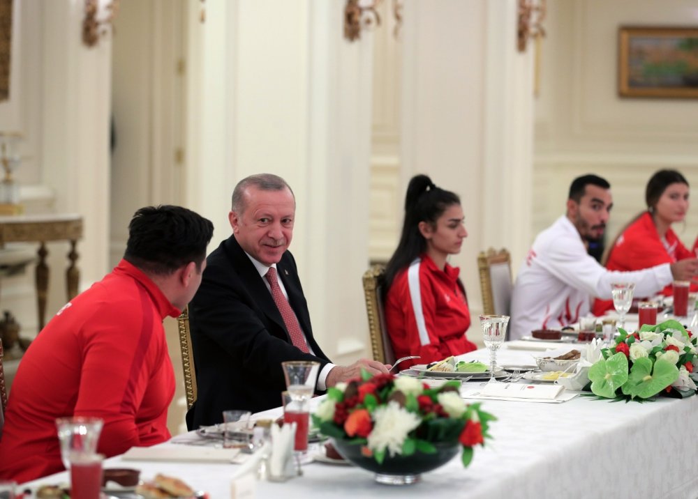 Cumhurbaşkanı Erdoğan bugün iftarı madalya kazanan millilerle yaptı