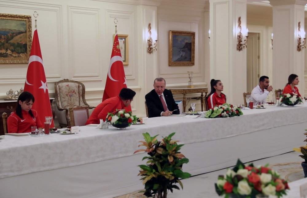 Cumhurbaşkanı Erdoğan bugün iftarı madalya kazanan millilerle yaptı