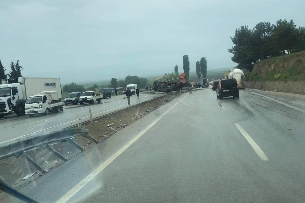 Devrilen hafriyat yüklü tır 100 metre sürüklendi! Sürücüsü ağır yaralı