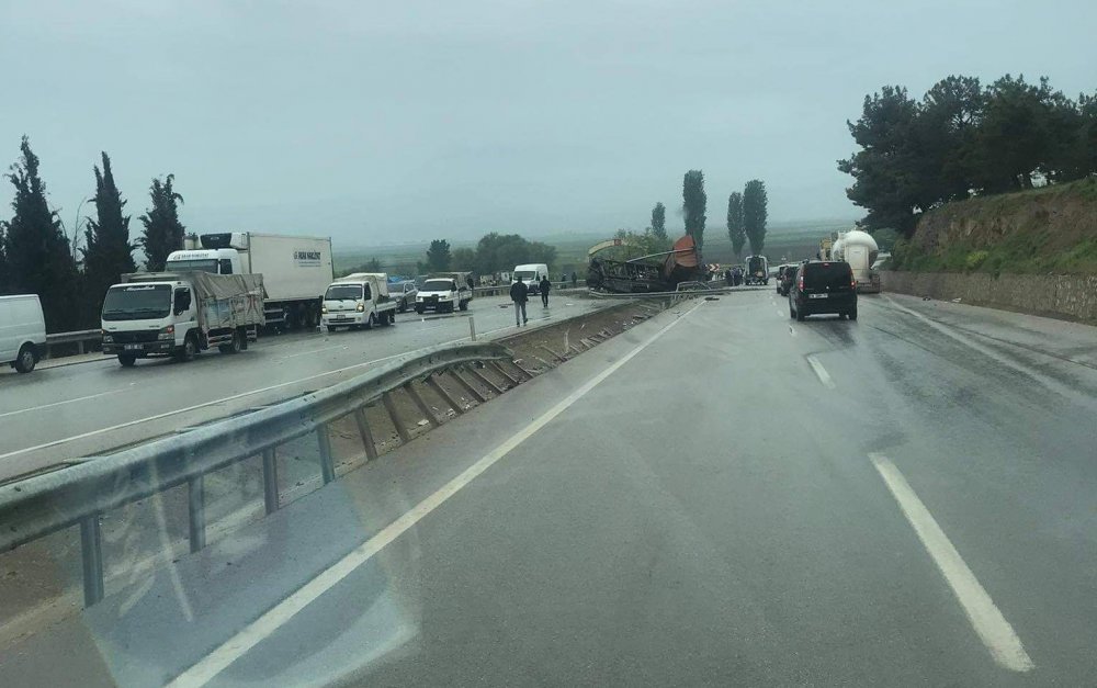 Devrilen hafriyat yüklü tır 100 metre sürüklendi! Sürücüsü ağır yaralı