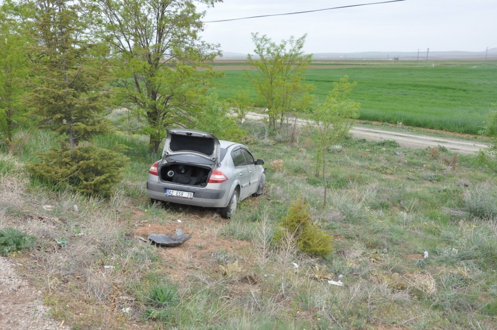 Eşini Konya'ya hastaneye getiriyordu! Şarampolde ağaca çarptı