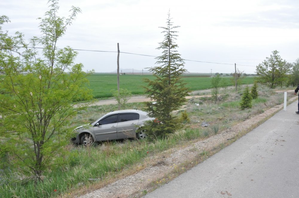Eşini Konya'ya hastaneye getiriyordu! Şarampolde ağaca çarptı