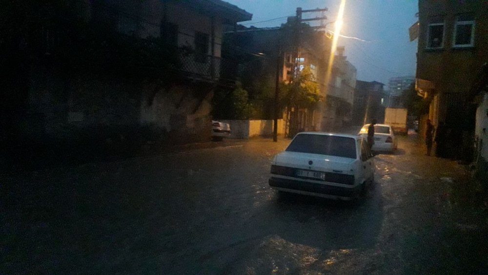 Kozan’da birçok evi su bastı