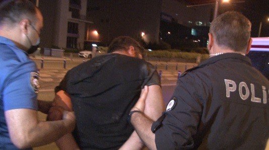 Nefes kesen kovalamaca polis otosunda bitti! 1 polisi de yaralayan şüphelinin suç dosyası kabarık