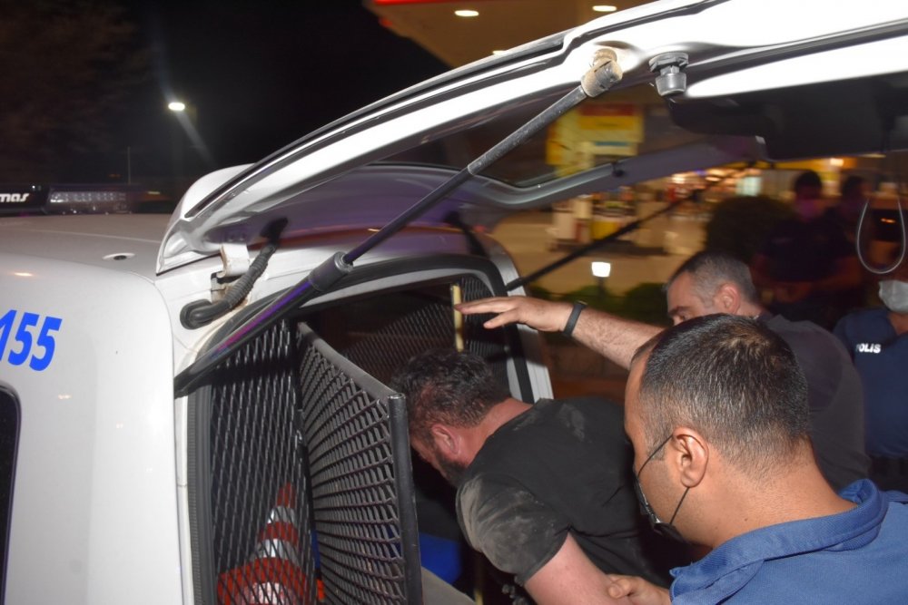 Nefes kesen kovalamaca polis otosunda bitti! 1 polisi de yaralayan şüphelinin suç dosyası kabarık