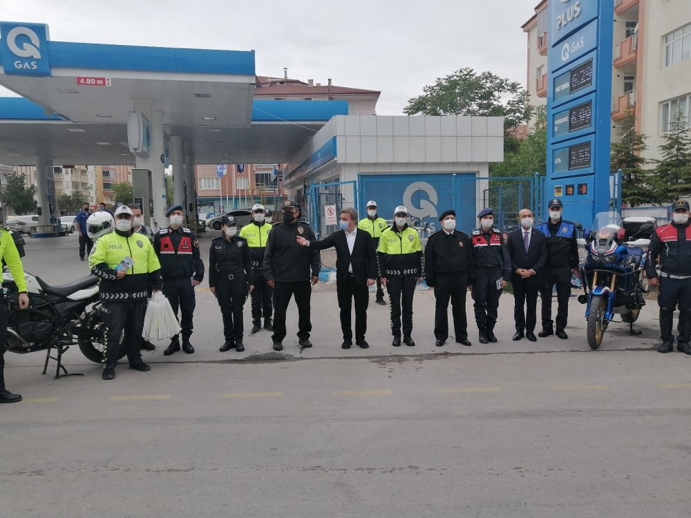 Vali Aydoğdu motorlu kuryelere yelek giydirdi