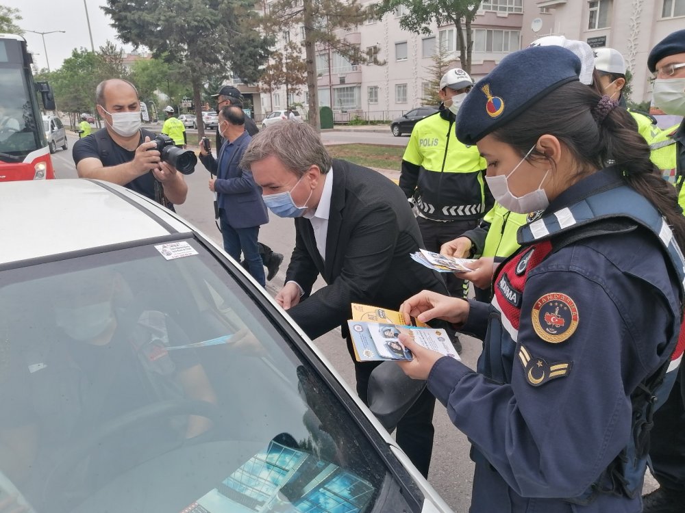 Vali Aydoğdu motorlu kuryelere yelek giydirdi