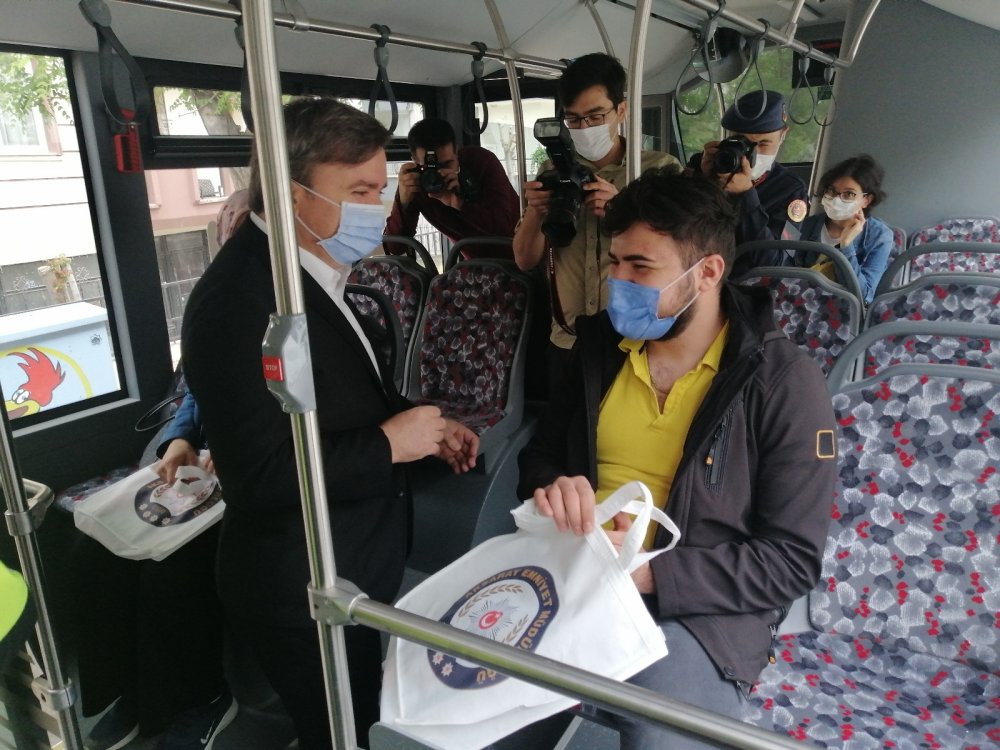 Vali Aydoğdu motorlu kuryelere yelek giydirdi