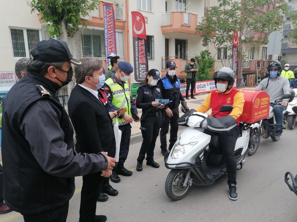 Vali Aydoğdu motorlu kuryelere yelek giydirdi