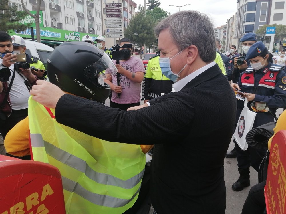 Vali Aydoğdu motorlu kuryelere yelek giydirdi