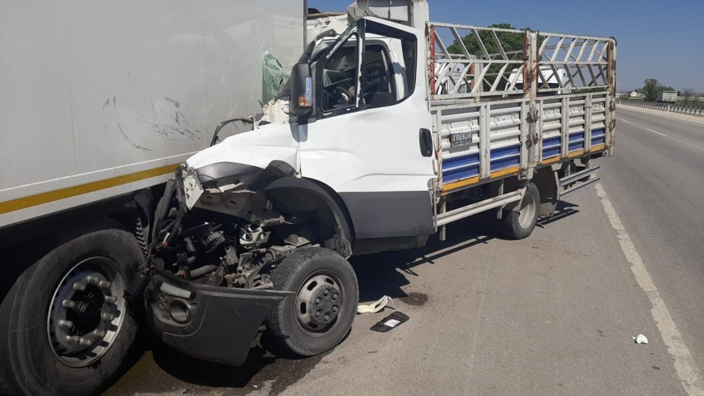 Konya plakalı kamyonet tıra arkadan çarptı! Sıkışan sürücü öldü