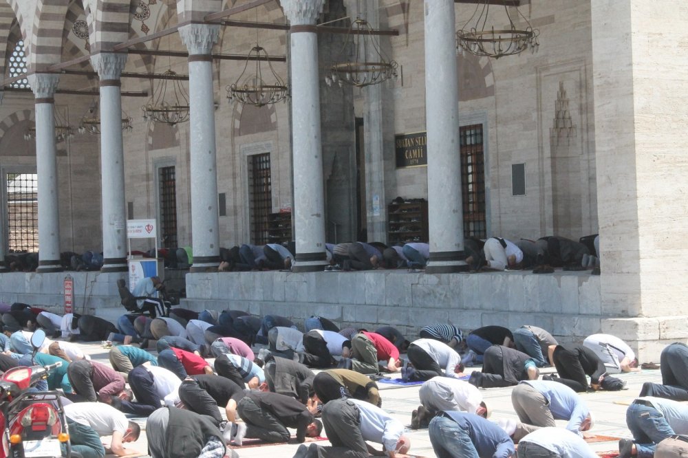 Ramazan ayının son cuma namazı Konya'da buruk kılındı
