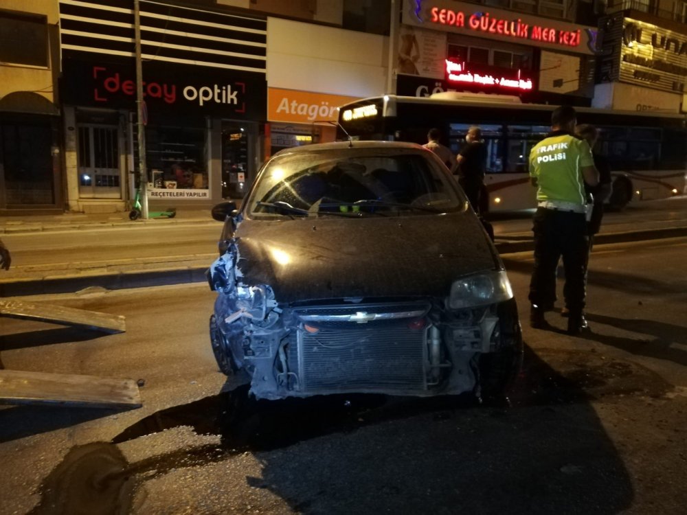 Emniyet şeridini son anda farketti! Aydınlatma direğine çarpan otomobil takla attı