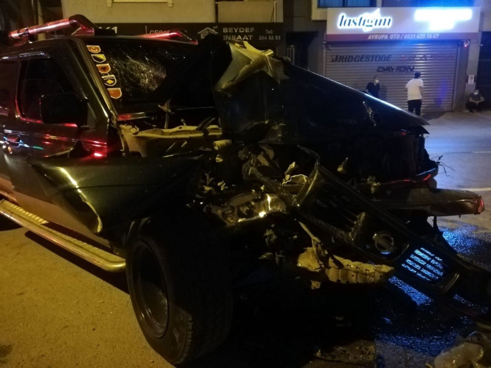 İş makinesine çarpan pikapta can pazarı! 2’si ağır 4 yaralı