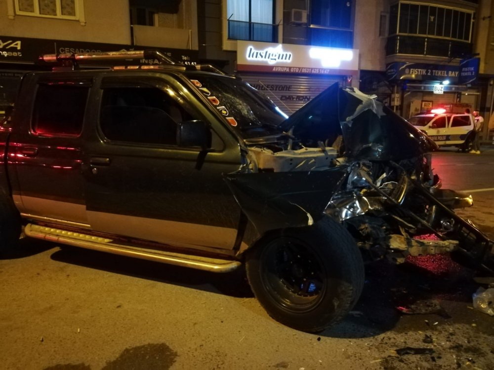 İş makinesine çarpan pikapta can pazarı! 2’si ağır 4 yaralı