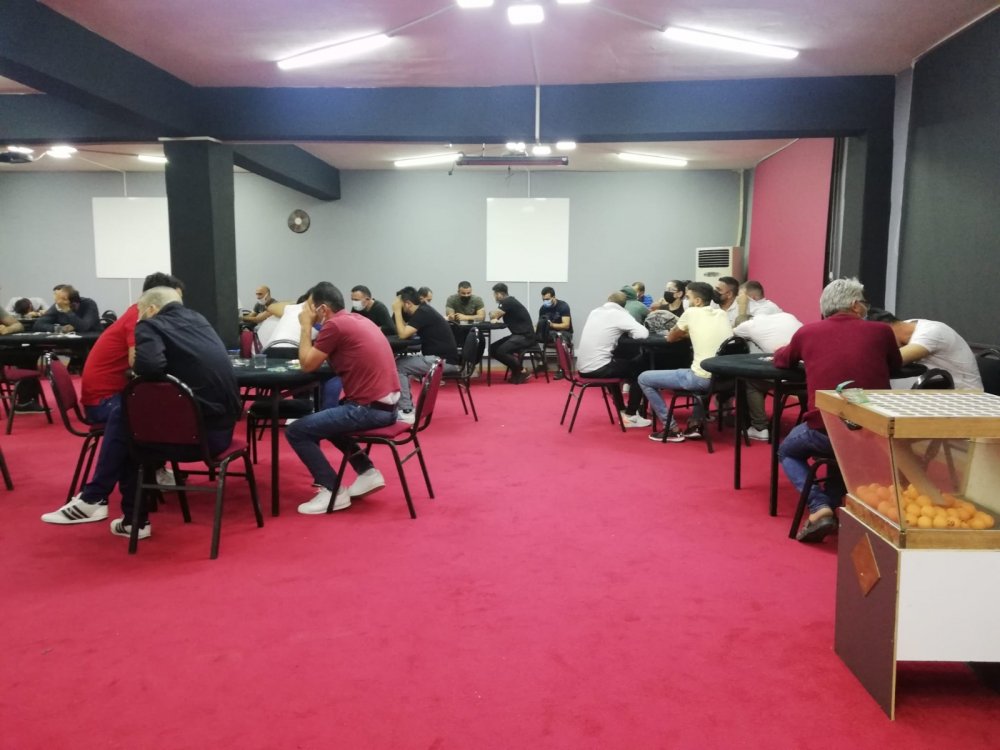 Jandarma duvarı delip kumarhaneye daldı! 1 milyon lirayı aşkın ceza kesildi