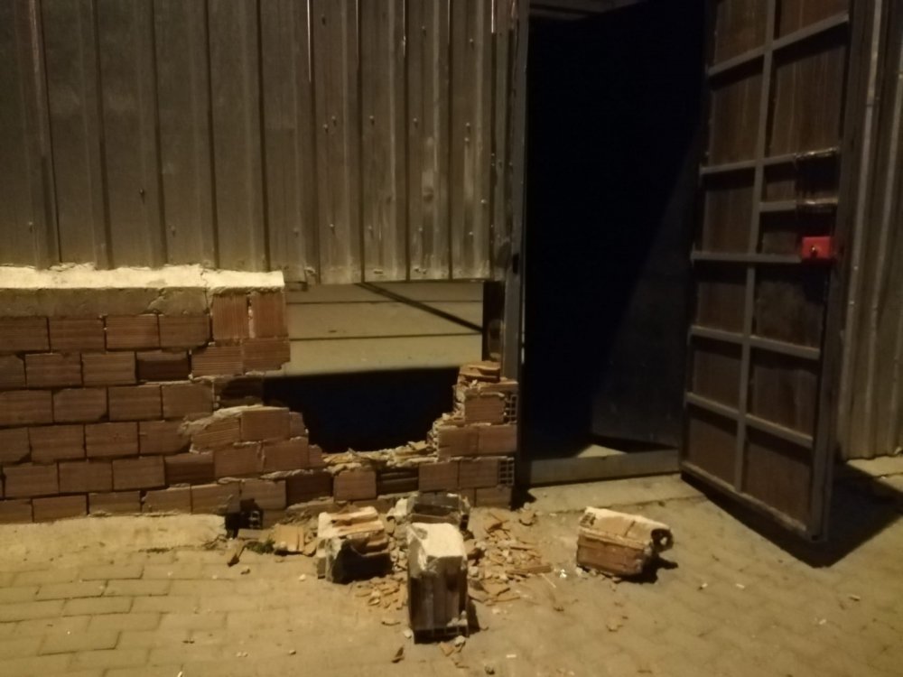 Jandarma duvarı delip kumarhaneye daldı! 1 milyon lirayı aşkın ceza kesildi