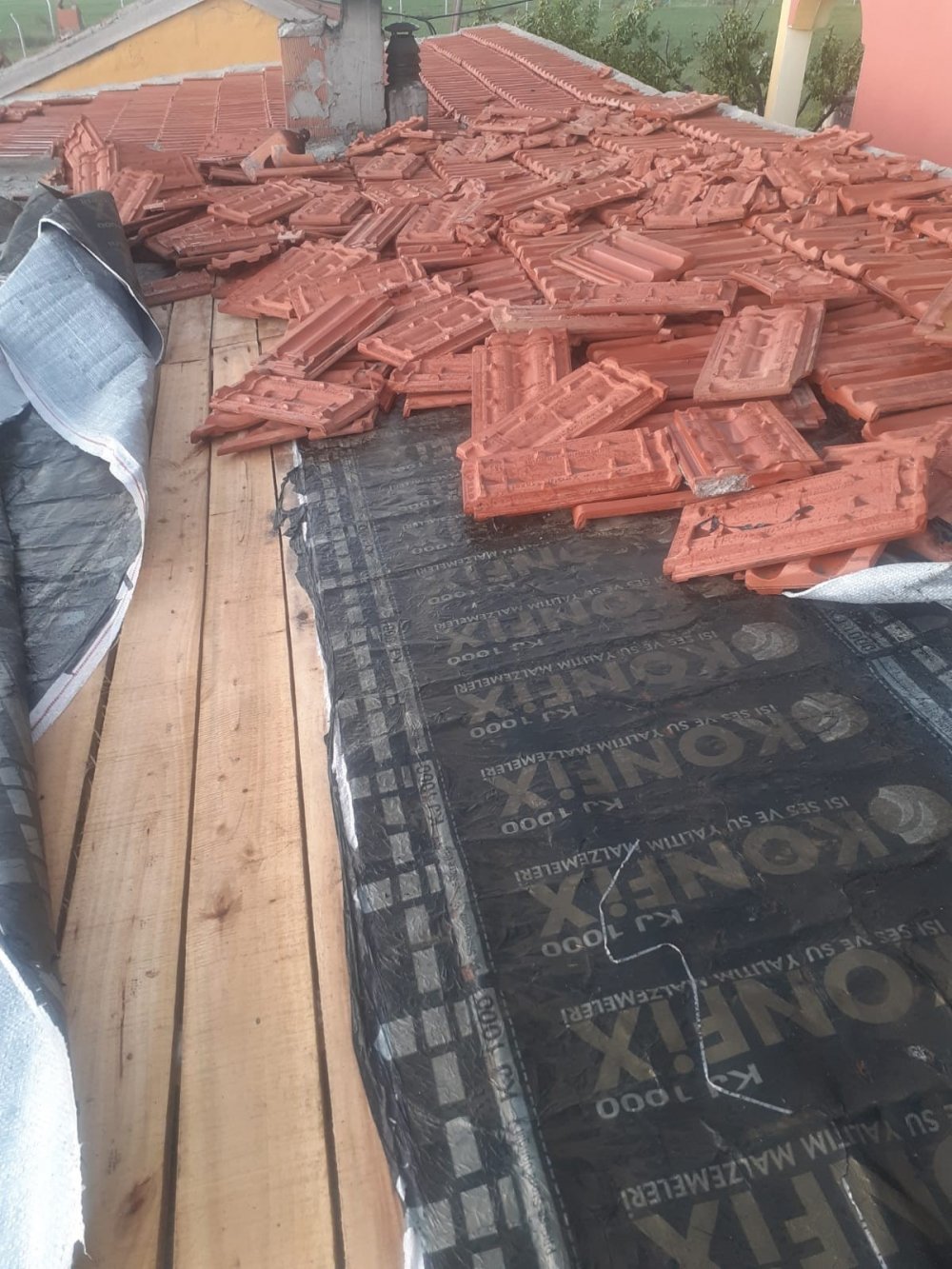 Kısa süreli fırtına Konya'da çatıdaki kiremitleri savurdu