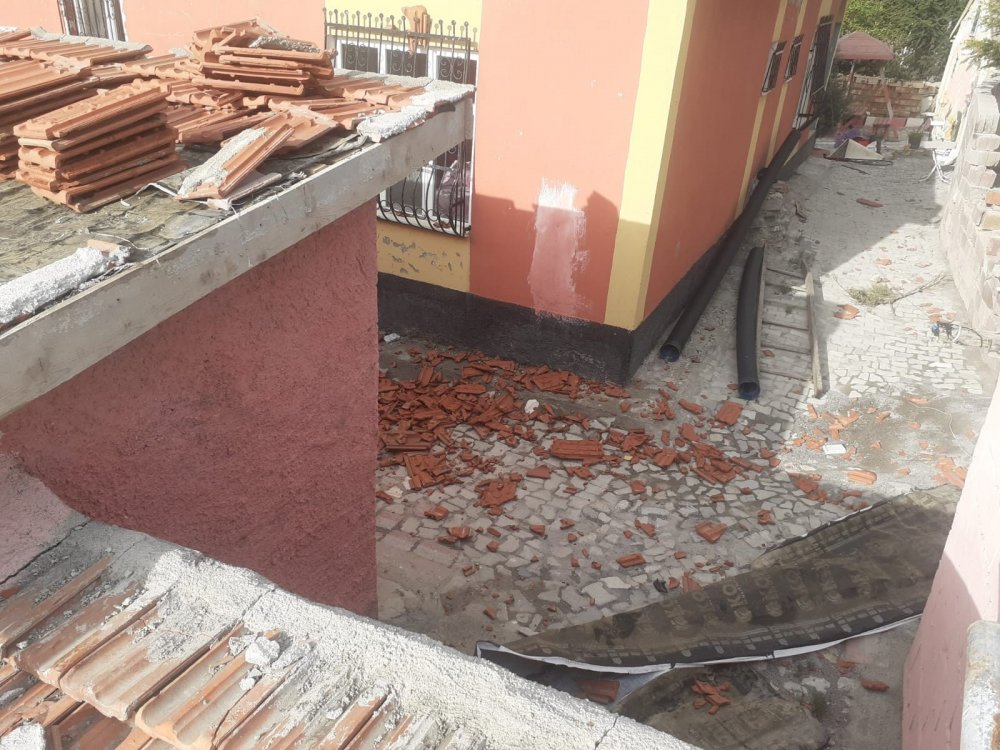 Kısa süreli fırtına Konya'da çatıdaki kiremitleri savurdu
