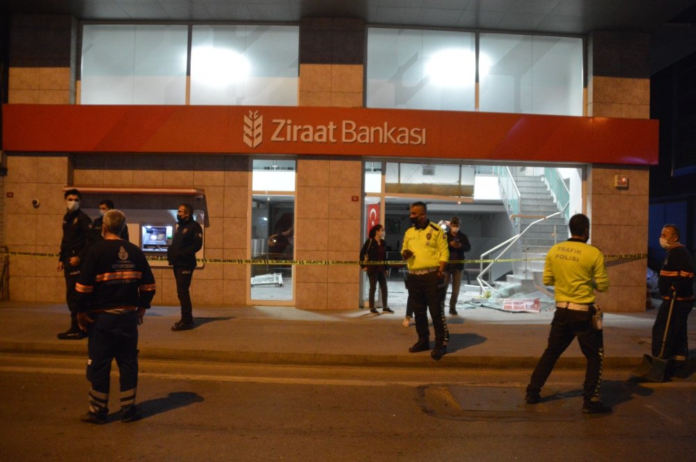 Makas atan otomobil bankaya girdi