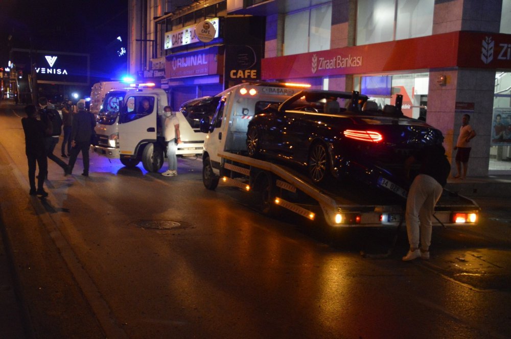 Makas atan otomobil bankaya girdi