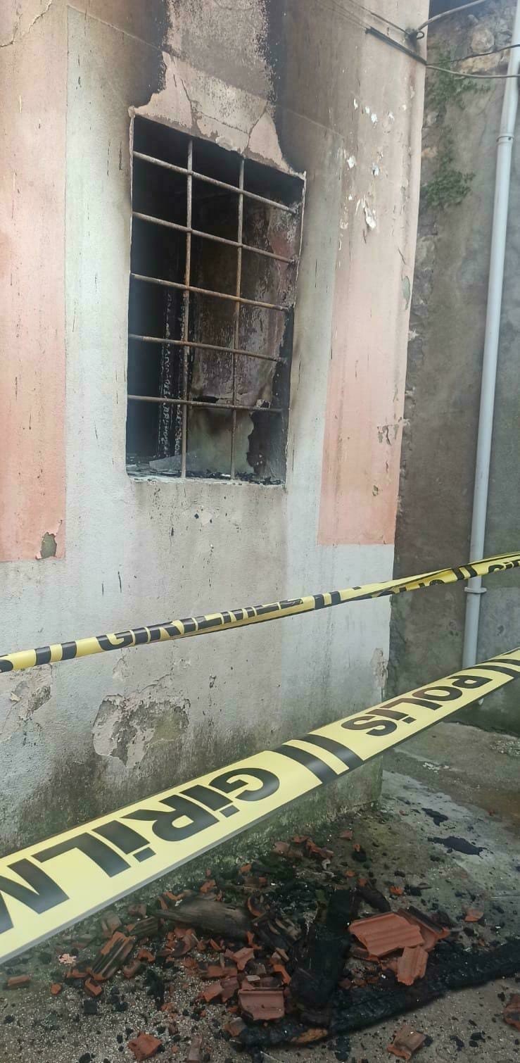 Annesiyle tartışıp sinir kerizi geçiren genç kendisiyle birlikte evi yaktı